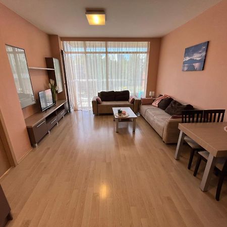 Lovely Apartments In Imanta With Free Parking Riga Buitenkant foto
