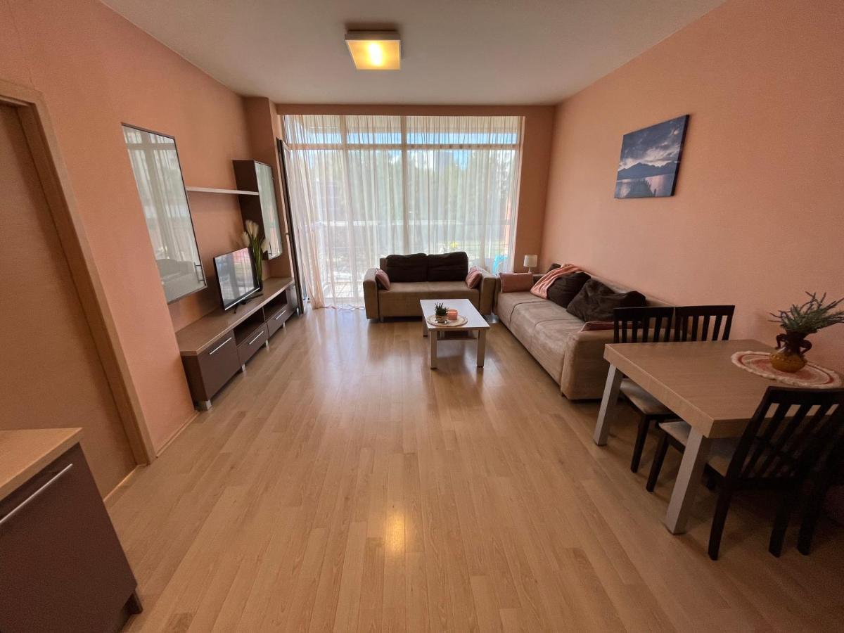 Lovely Apartments In Imanta With Free Parking Riga Buitenkant foto