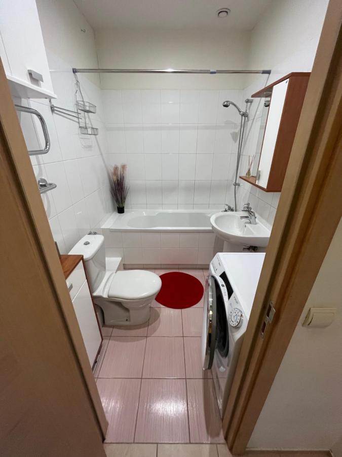 Lovely Apartments In Imanta With Free Parking Riga Buitenkant foto